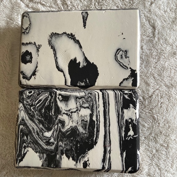 Yoga blocks - Picture 1 of 2